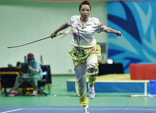 第17届亚运会:越南选手杨翠微问鼎武术女子剑术枪术全能冠军