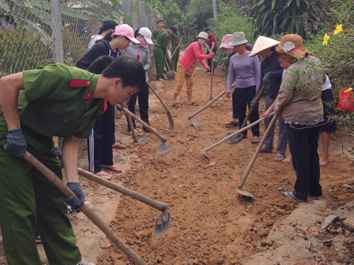 hị em hội viên Hội LHPN xã Thanh An tham gia cùng các lực lượng sửa chữa các tuyến đường giao thông nông thôn trên địa bàn. Ảnh: H.P